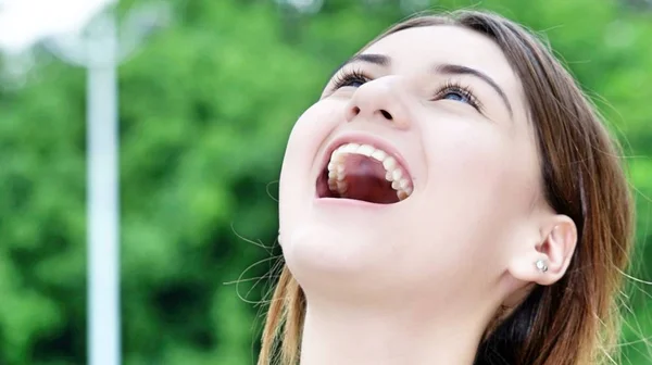 Giovane giovanissima femmina ridere — Foto Stock