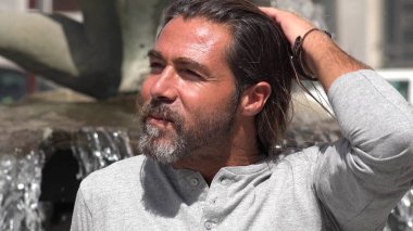 Unutkan yakışıklı biri