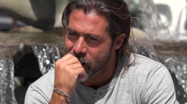 Yetişkin bir erkek merak