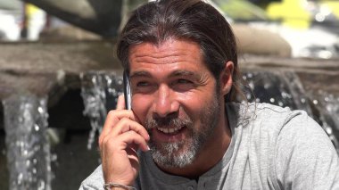 Avrupa erkek kullanarak cep telefonu