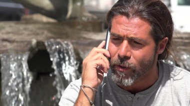 Bir yetişkin erkek kullanarak telefon