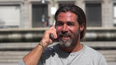 Beyaz erkek kullanarak telefon