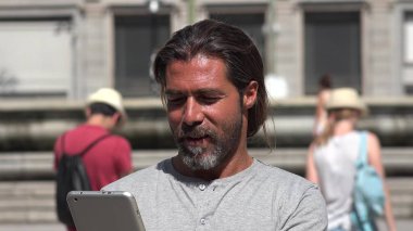 Yakışıklı erkek kullanarak Tablet