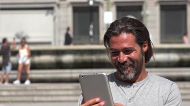 Yakışıklı erkek kullanarak Tablet