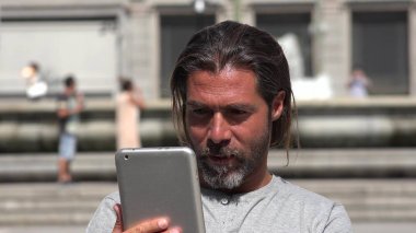 Yakışıklı erkek kullanarak Tablet