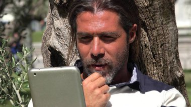 Yakışıklı erkek kullanarak Tablet