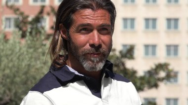 Kentsel yakışıklı erkek