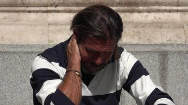 Yakışıklı erkek yalnız