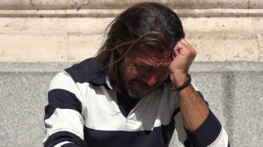 Mutsuz yakışıklı erkek