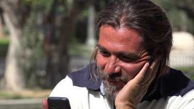 Cep telefonu kullanarak erkek