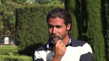 Düşünme yakışıklı erkek