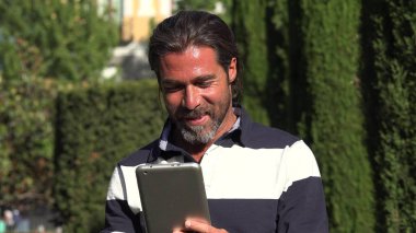 Yakışıklı erkek kullanarak Tablet