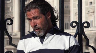 Dik dik bakma yakışıklı erkek