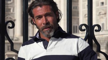 Mutlu yakışıklı erkek