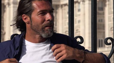 Emin yakışıklı kişi