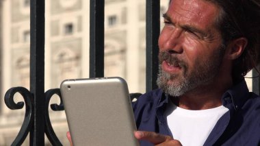 Yakışıklı erkek kullanarak Tablet