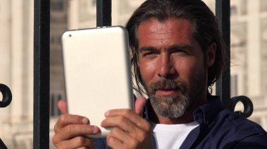 Yakışıklı erkek kullanarak Tablet