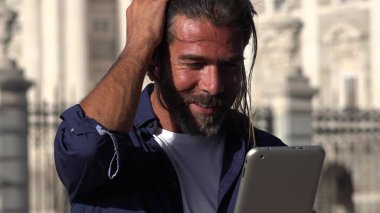 Bir erkek kullanarak Tablet