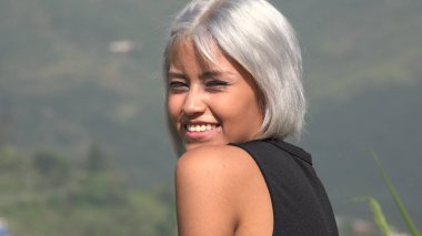 Seksi seksi ve çekici genç kadın