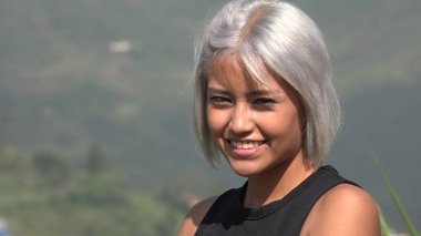 çekici bir genç kadın gülümsüyor