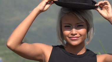 Seksi seksi ve çekici genç kadın şapka ile