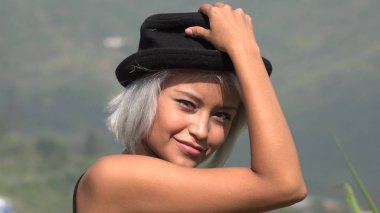 Çok güzel kadın Model şapkasıyla poz