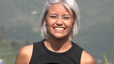 Gülümseyen genç kadın