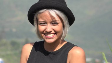 Asyalı kadın gülümseyerek mutlu