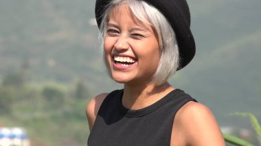 gülümseyen mutlu kadın