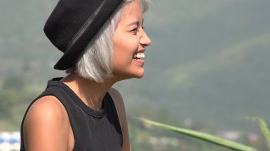 Gülümseyen genç kadın