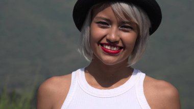 kadın kırmızı ruj