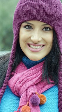 Genç kadın kış kazak