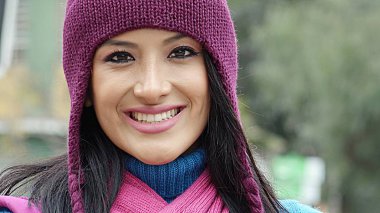 Genç kadın kış şapka