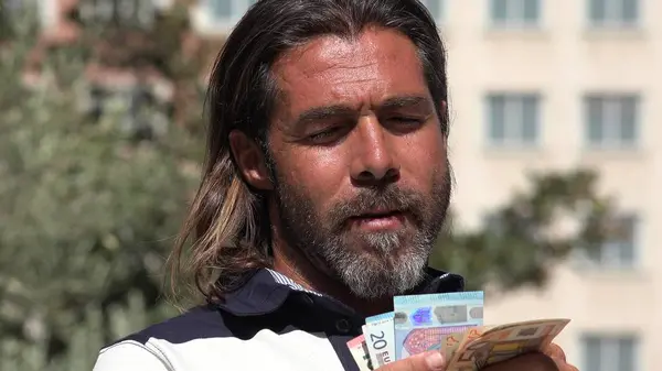 Случайный мужчина, считающий деньги — стоковое фото