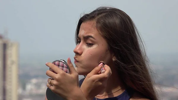 Adolescente feminina aplicando maquiagem — Fotografia de Stock