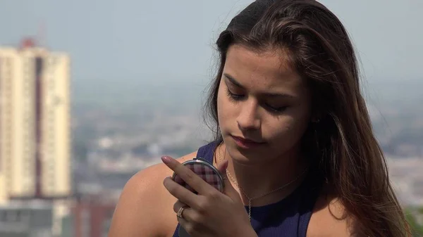 Adolescente feminina aplicando cosméticos — Fotografia de Stock