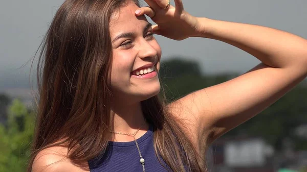 Sorridente giovanissima ragazza luminoso sole — Foto Stock