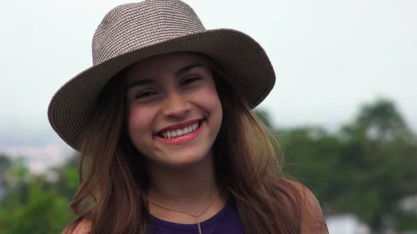 Feliz sorrindo adolescente menina vestindo chapéu — Fotografia de Stock