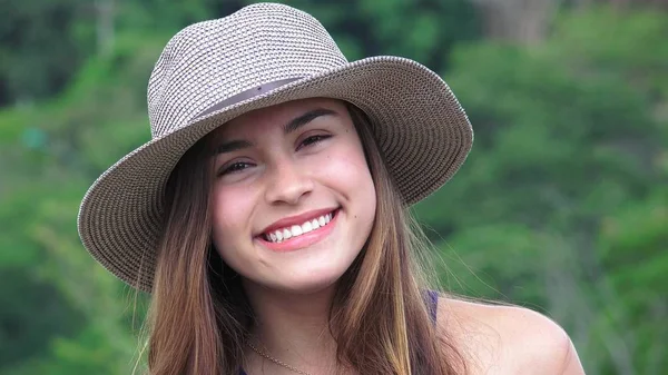 Feliz adolescente chica usando sombrero — Foto de Stock