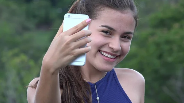 Adolescente Menina Tomando Selfie Com Celular — Fotografia de Stock