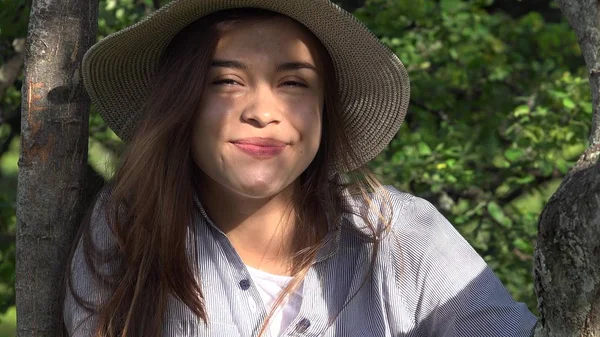 Sorrindo Adolescente Menina Parque — Fotografia de Stock