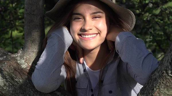 Sorrindo adolescente menina e árvore no dia ensolarado — Fotografia de Stock