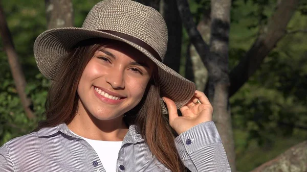 Sonriente adolescente chica durante el verano — Foto de Stock