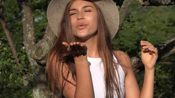 Menina bonita soprando um beijo — Fotografia de Stock