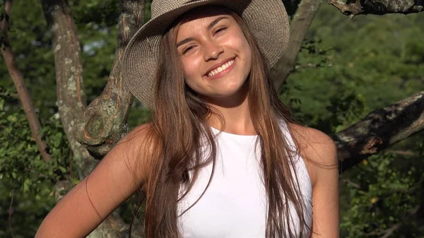 Menina bonita no parque ao ar livre — Fotografia de Stock