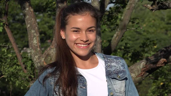 Menina adolescente hispânica no parque — Fotografia de Stock