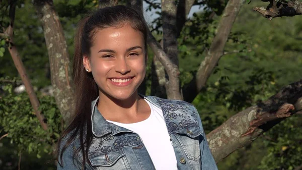 Adolescente feminina no parque — Fotografia de Stock