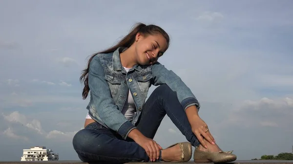 Rahatlatıcı ve hayal oturan mutlu genç kız — Stok fotoğraf