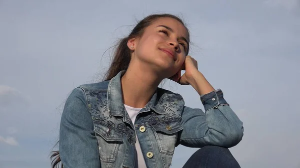 Chica feliz o adolescente femenino — Foto de Stock