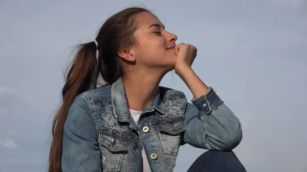 Lyckliga kvinnliga tonåring — Stockfoto